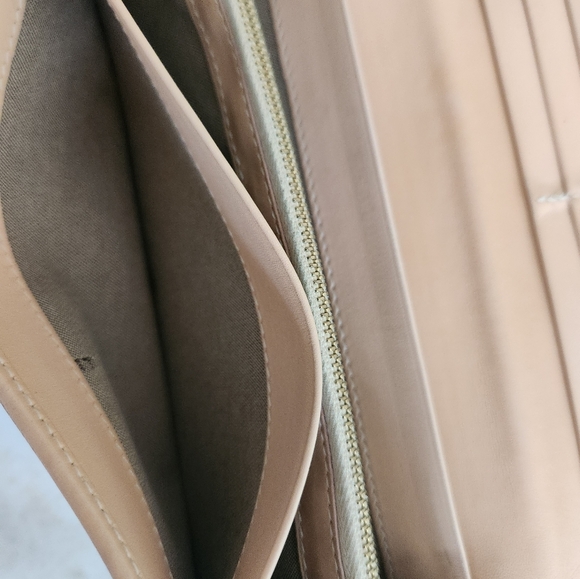 Fendi Long wallet. Gorgeous tan and cappuccino colors. - Picture 10 of 16